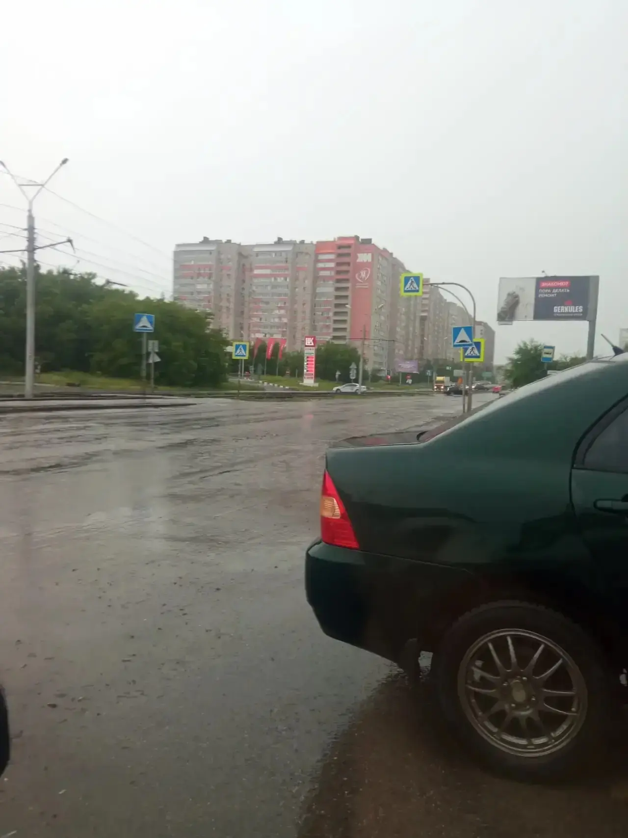 🌊😨13 июня сильный ливень затопил улицы Барнаула. Образовались скопления воды на Попова, проспектах