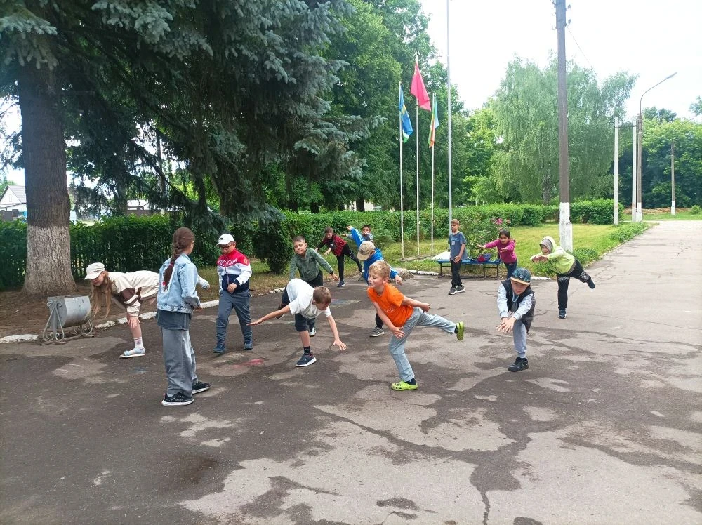 ☀️ День в лагере «Радуга»: заряд бодрости и море веселья! ☀️

16 мая в школьном лагере «Радуга» при 