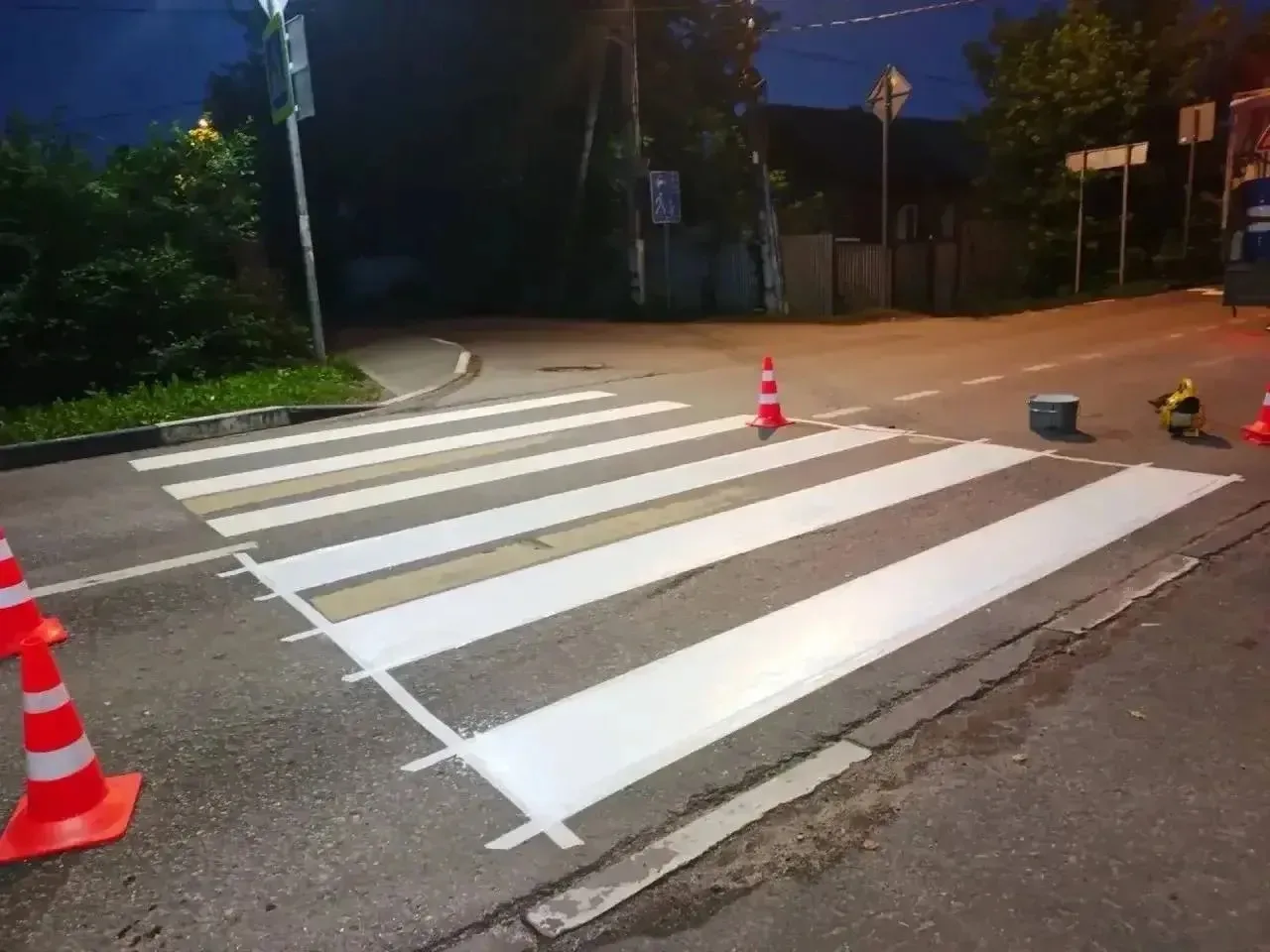 ⚠️ В Октябрьском обновляют дорожную разметку: начали с пешеходников

В поселке Октябрьский г.о. Любе
