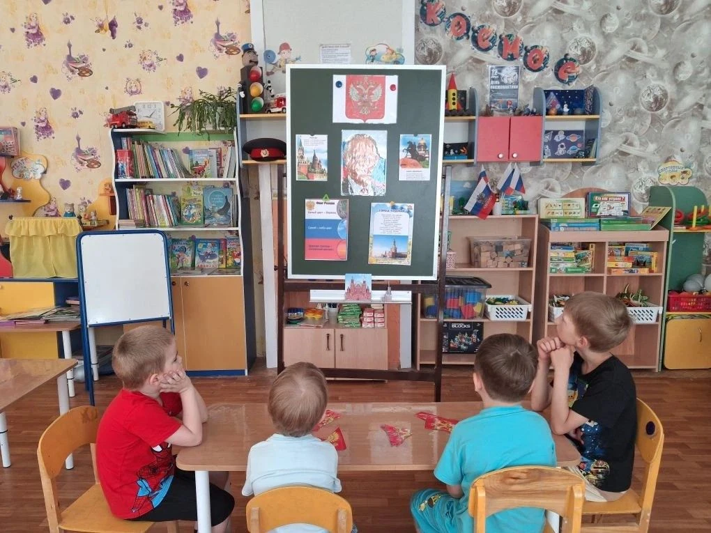 День Родины нашей мы все отмечаем,
От чистого сердца всех вас поздравляем!
И как не бежали бы жизни 