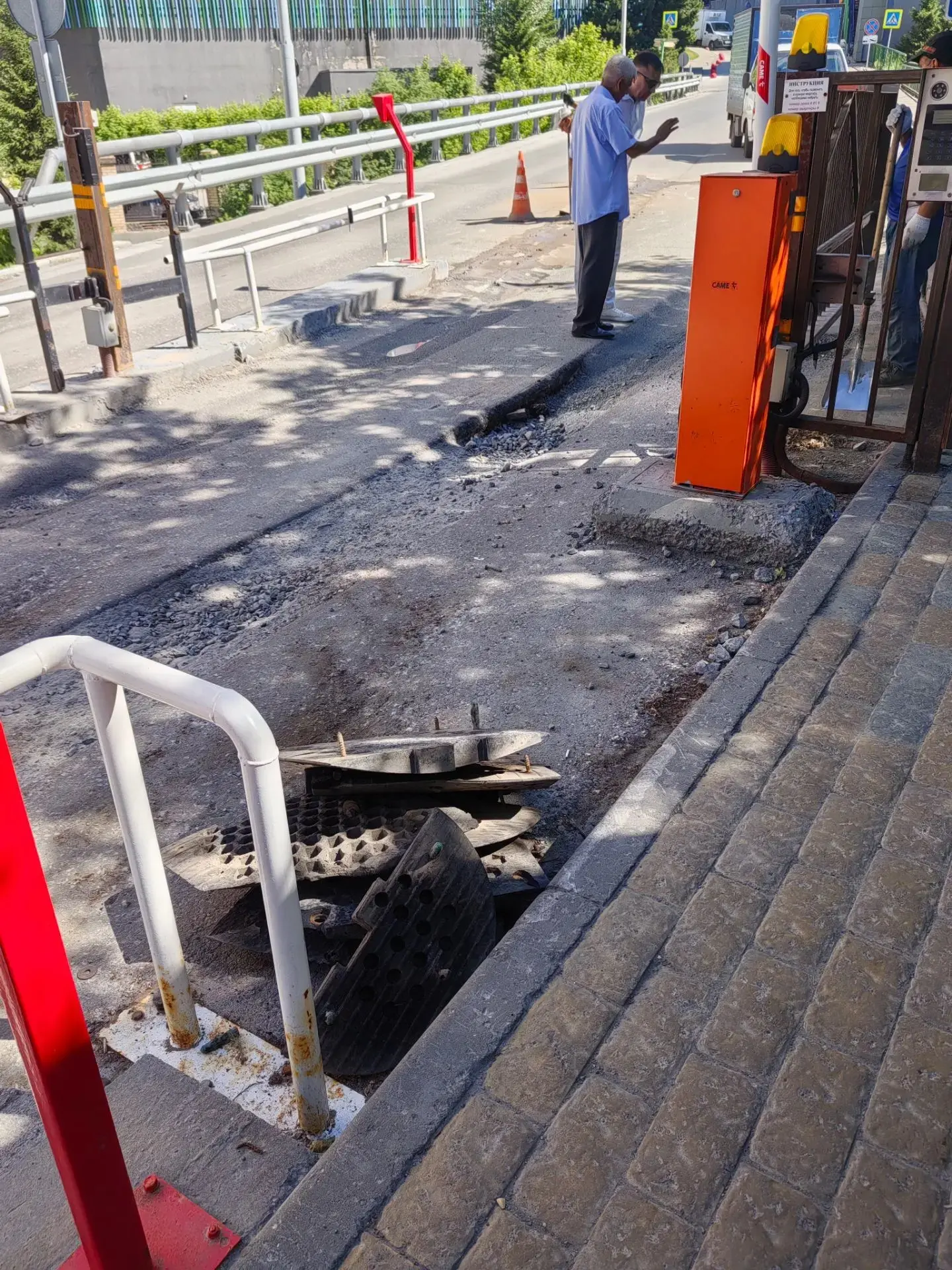 Начаты работы по восстановлению дорожного покрытия на въезде со стороны ул. Сакко и Ванцетти