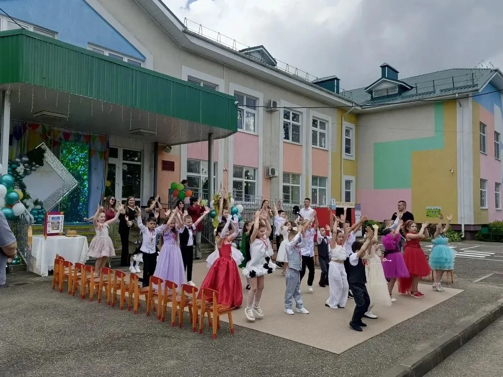 🎓 Выпускной в группе № 6 🎉

Вот и прошёл трогательный и радостный выпускной в нашей группе № 6!

Э