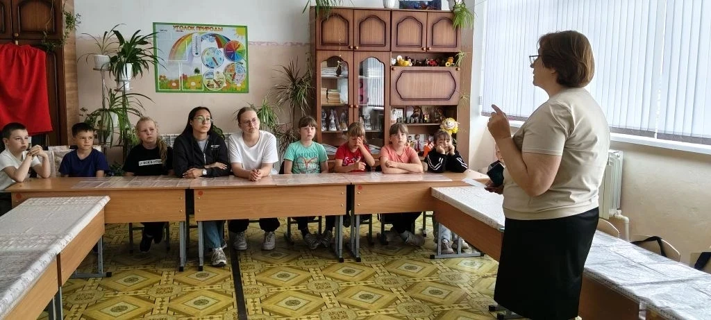 В Пушкинский день России и День русского языка библиотекарь Тагайской модельной библиотеки провела л