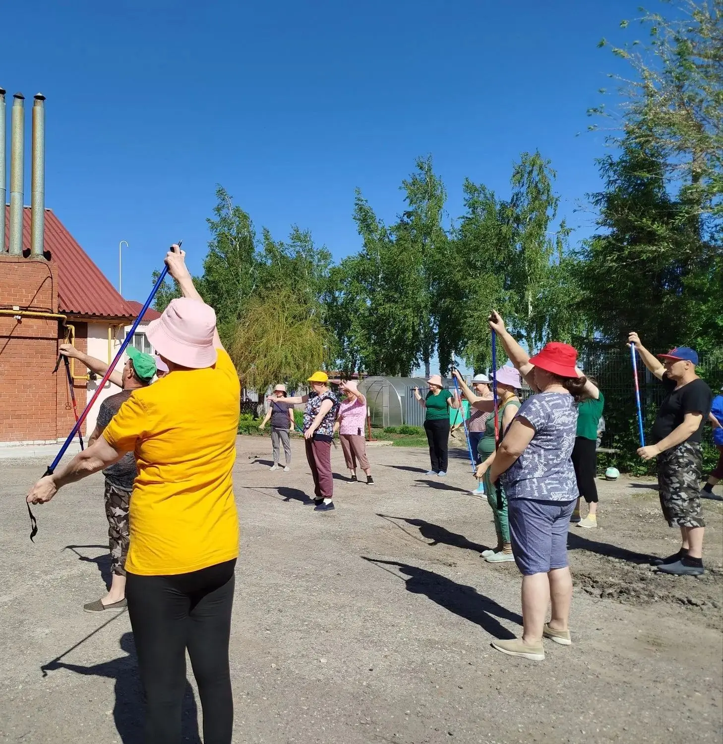 В хорошую погоду проживающие "Дома социального обслуживания "Алексеевский" под руководством инструкт