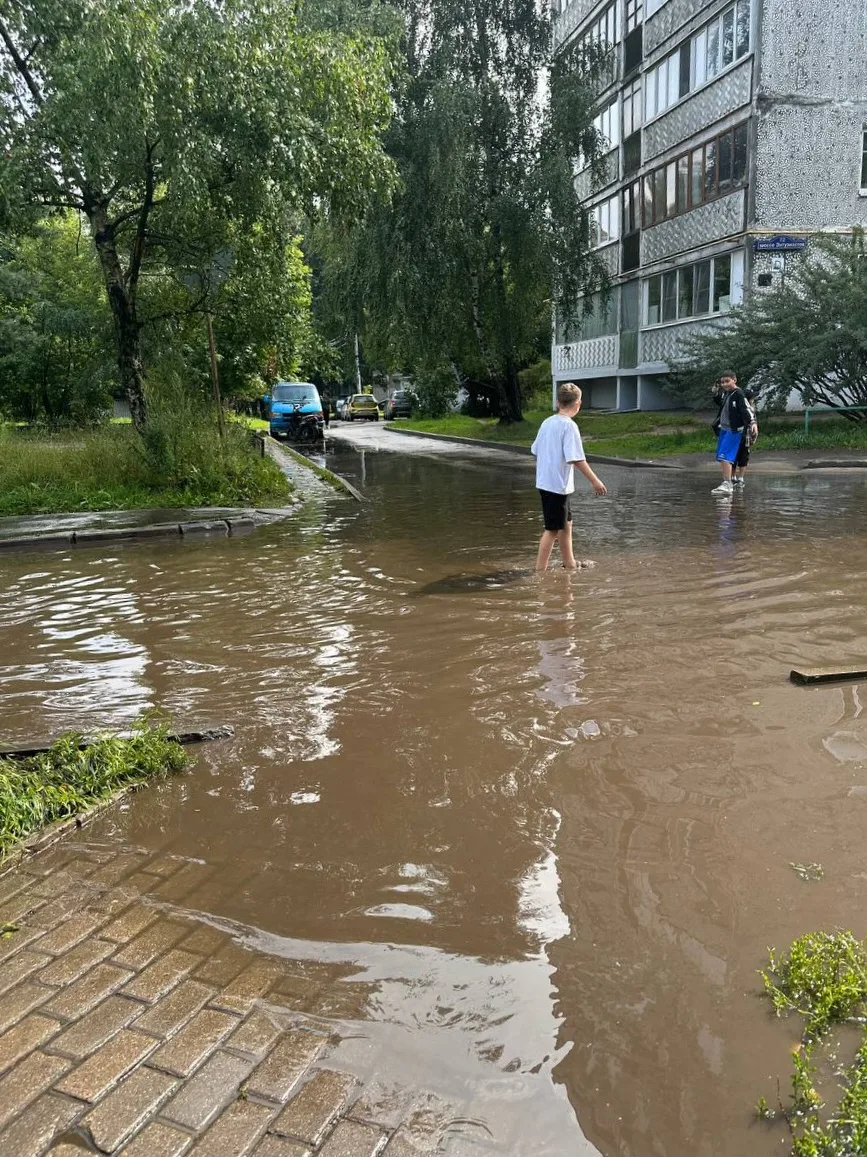 ВЕЧНАЯ💧ЛУЖА
Шоссе Энтузиастов 72. Это может сделать даже дворник, направив воду на газон у Горьковс