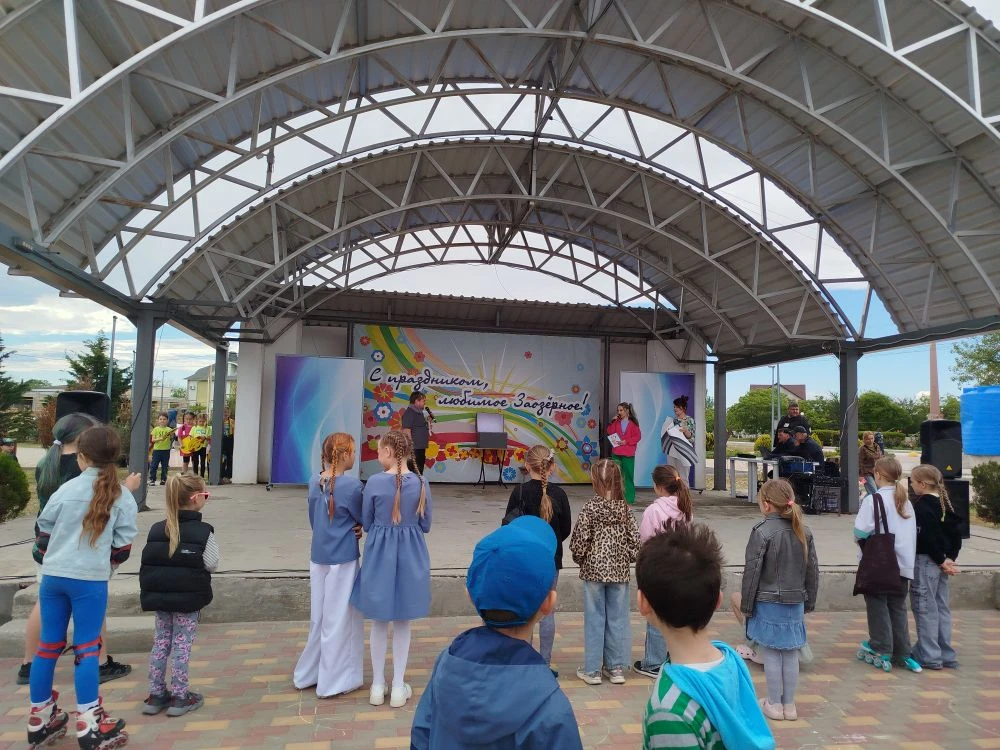 Ура, лето! ☀️🎈 
Сегодня, 1 июня, наша Летняя эстрада превратилась в настоящую планету радости, смех
