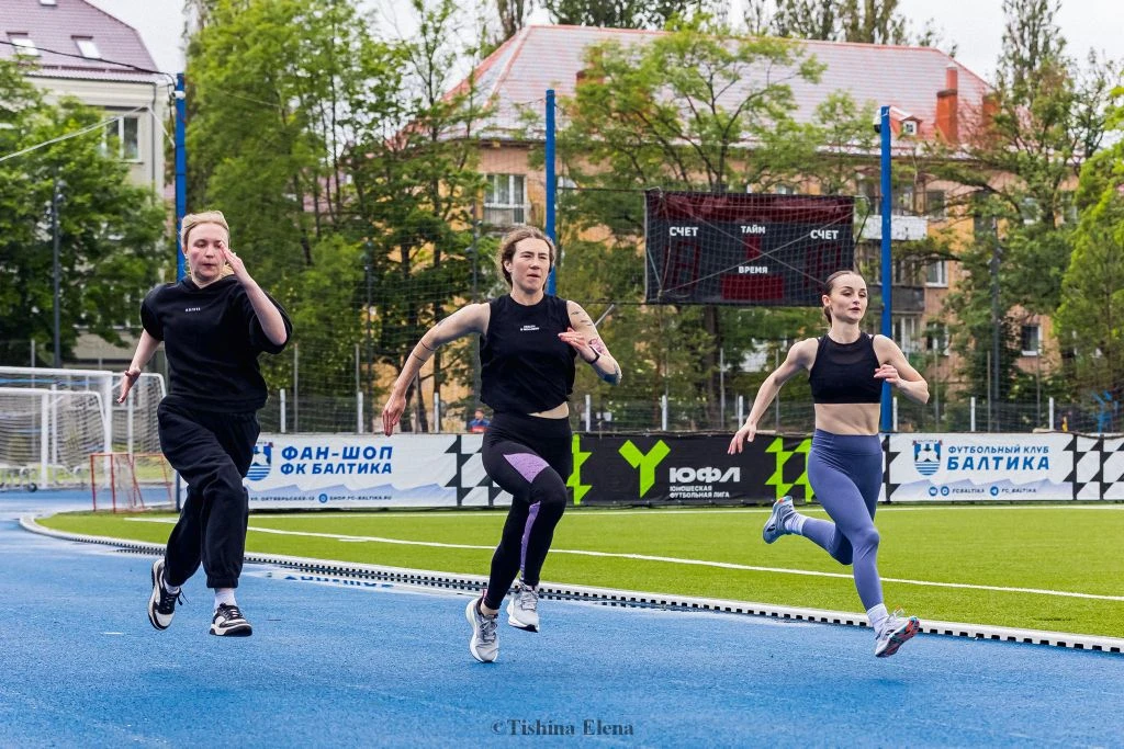🇷🇺 Спорт на службе государству!

Наша Елена Тишина вопреки дождю пофотографировала на стадионе «Ба