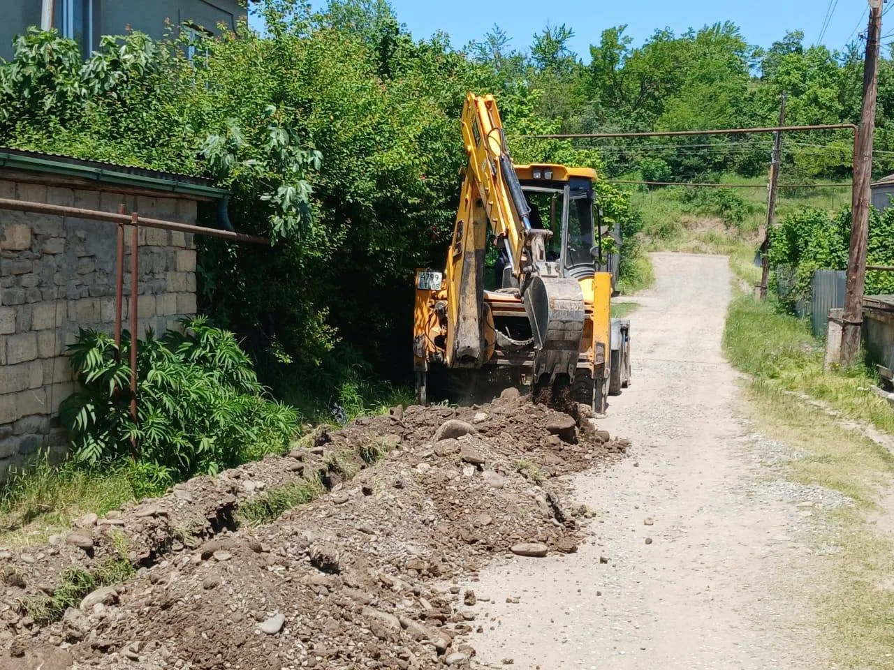 💯В Ашага‑Стале продолжается работа по улучшению инфраструктуры: проведён новый водопровод. 

По ини