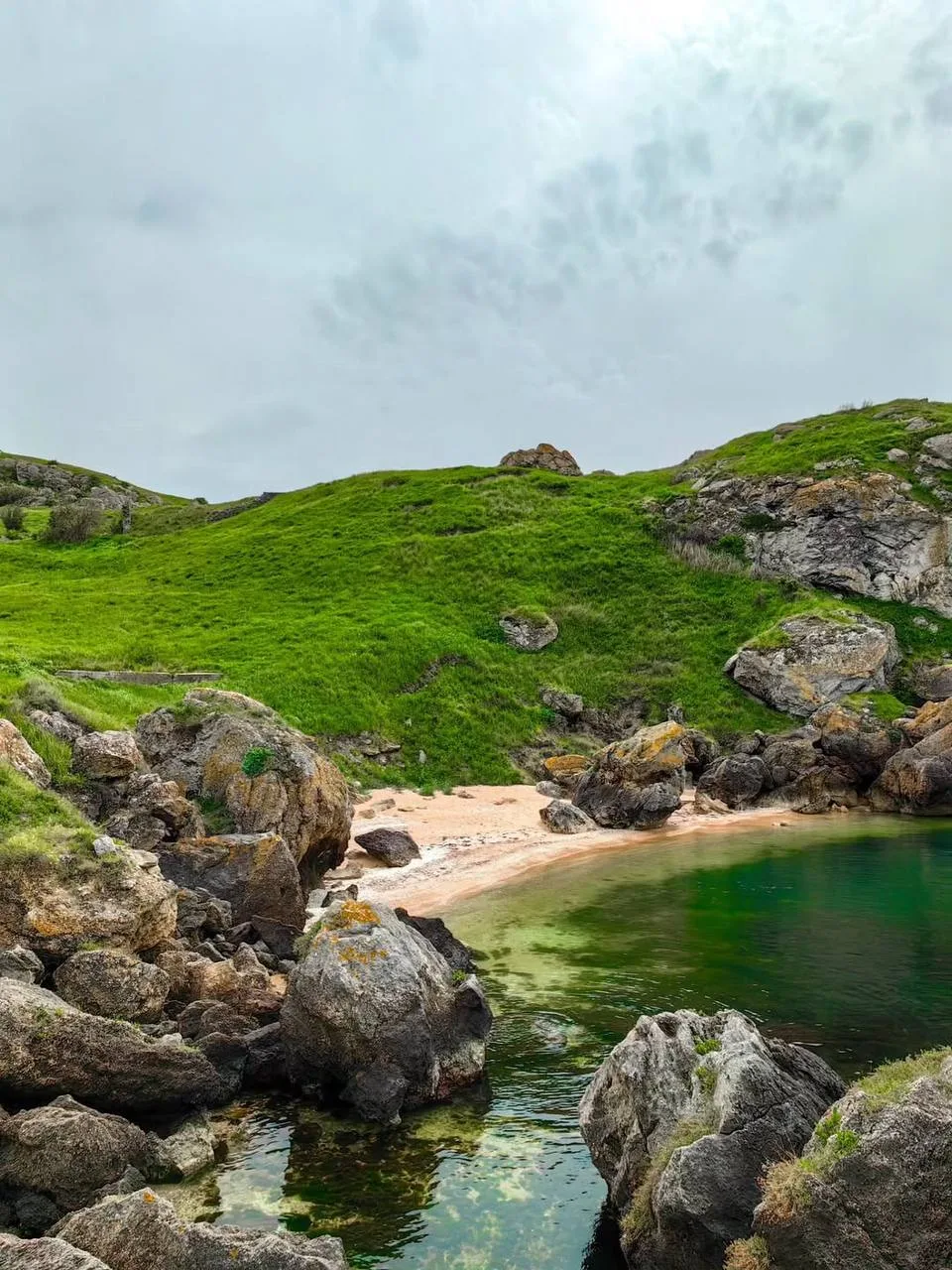 🌊 🏝️ Шёлкино, Крым — песок, бирюза и полная свобода.

🌊 Азовское море здесь нежного оттенка, пляж