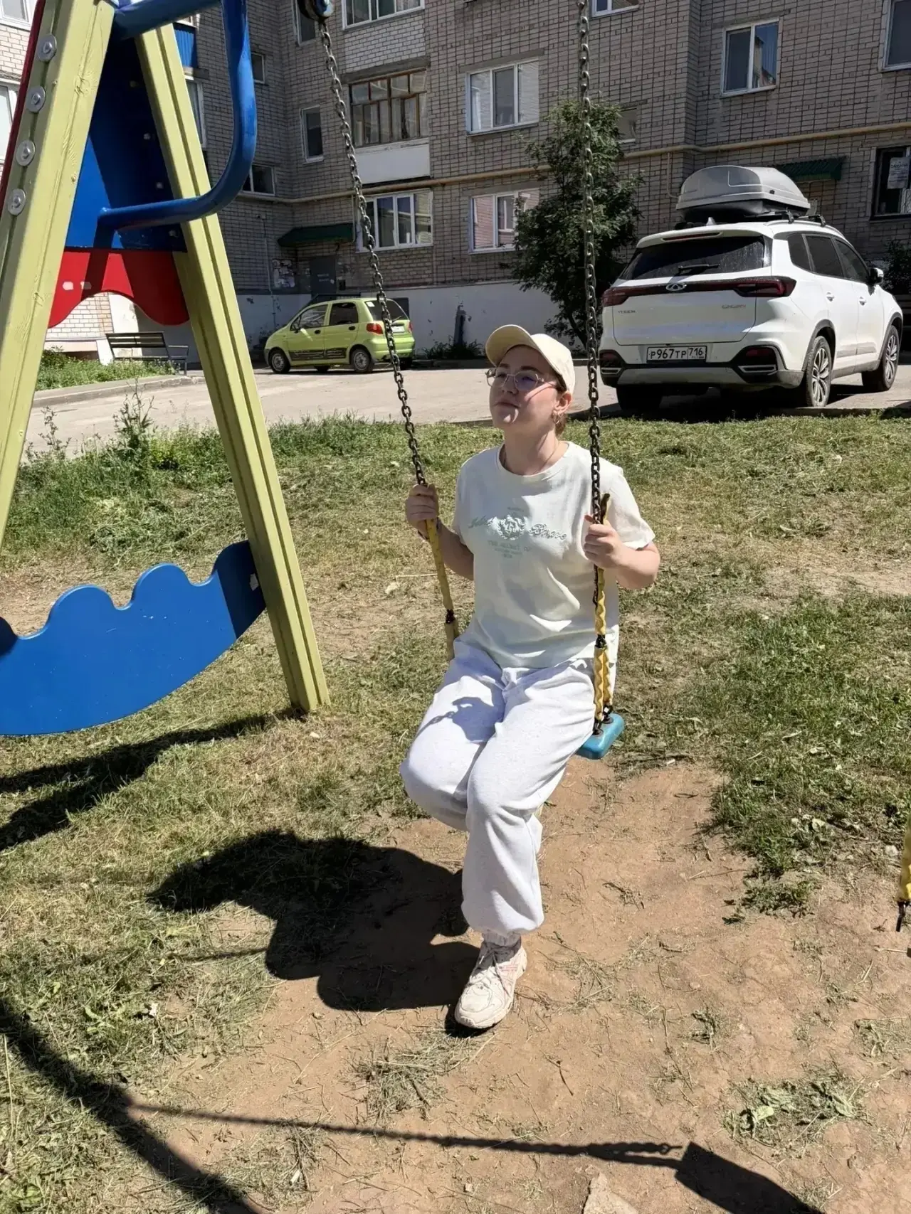 Детская площадка во дворе создает комфортную и безопасную среду для детей. Контролируемая среда площ