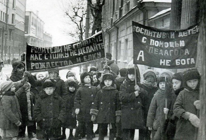 «Родители, не сбивайте нас с толку. Не делайте Рождества и ёлку».

Ученики начальных классов с антир