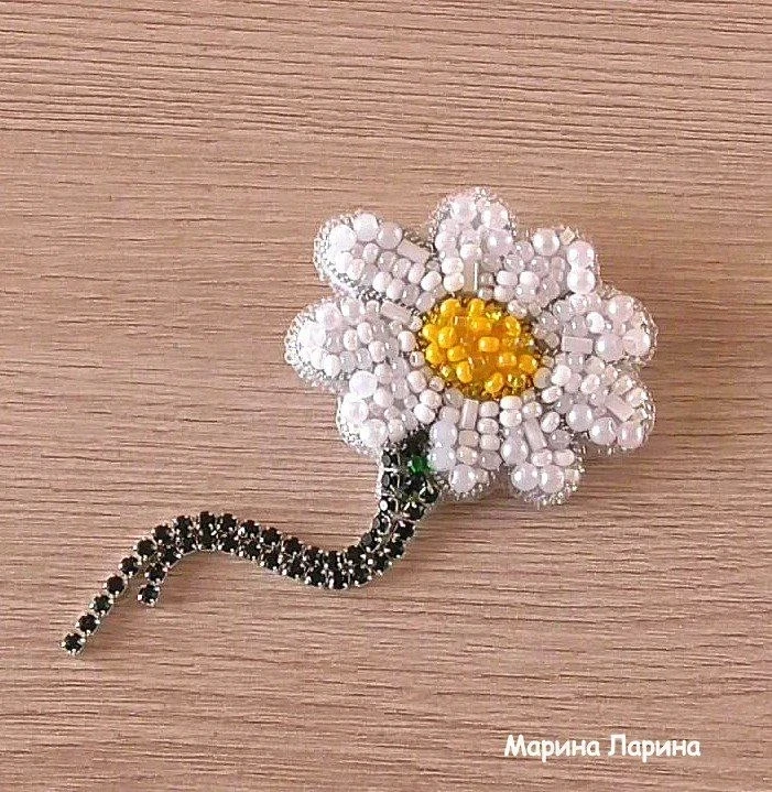 .....
🌼 Ромашка из бисера

🧷 Брошь с подвесками

⛓️ Подвески смастерим из стразовой цепочки

🌼 Ра
