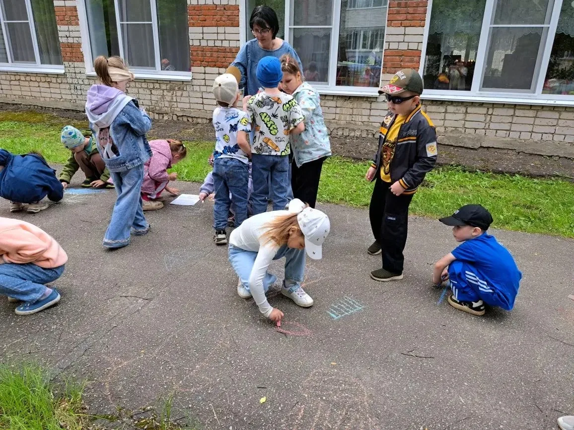 Мы рисуем на асфальте!

Радуга 🌈 красок разлилась по дорожкам нашего детского сада! На свежем возду