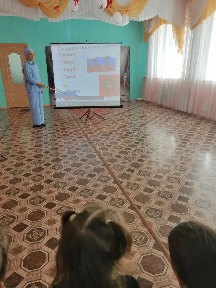 Мы знаем их немало, самых разных,
Но день России, день родной страны,
Для нас, конечно, – самый глав