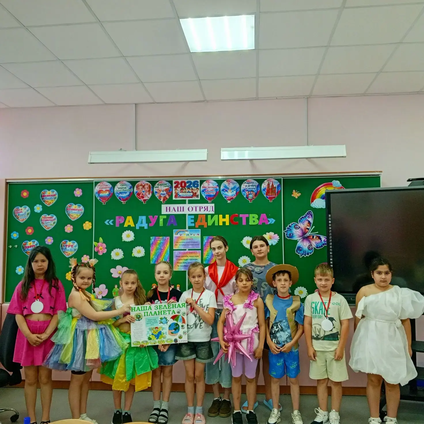 ♻️ День 6 в школьном лагере: мода из мусора и добрая акция

Вчерашнее утро, как всегда, началось с б