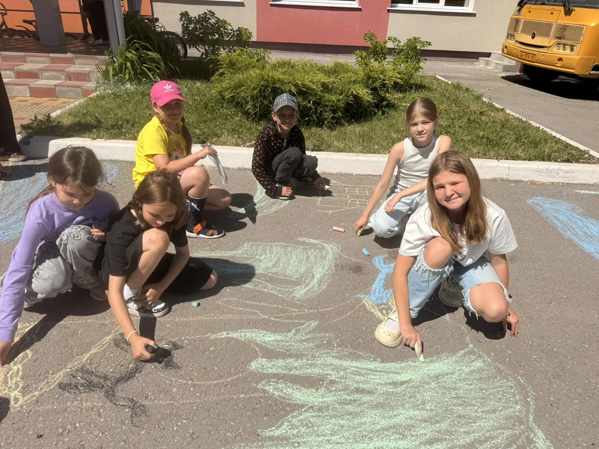 🎨 Конкурс рисунков на асфальте «Сказки Пушкина оживают!» ✨

Сегодня воспитанники ЛДП «Солнышко» при