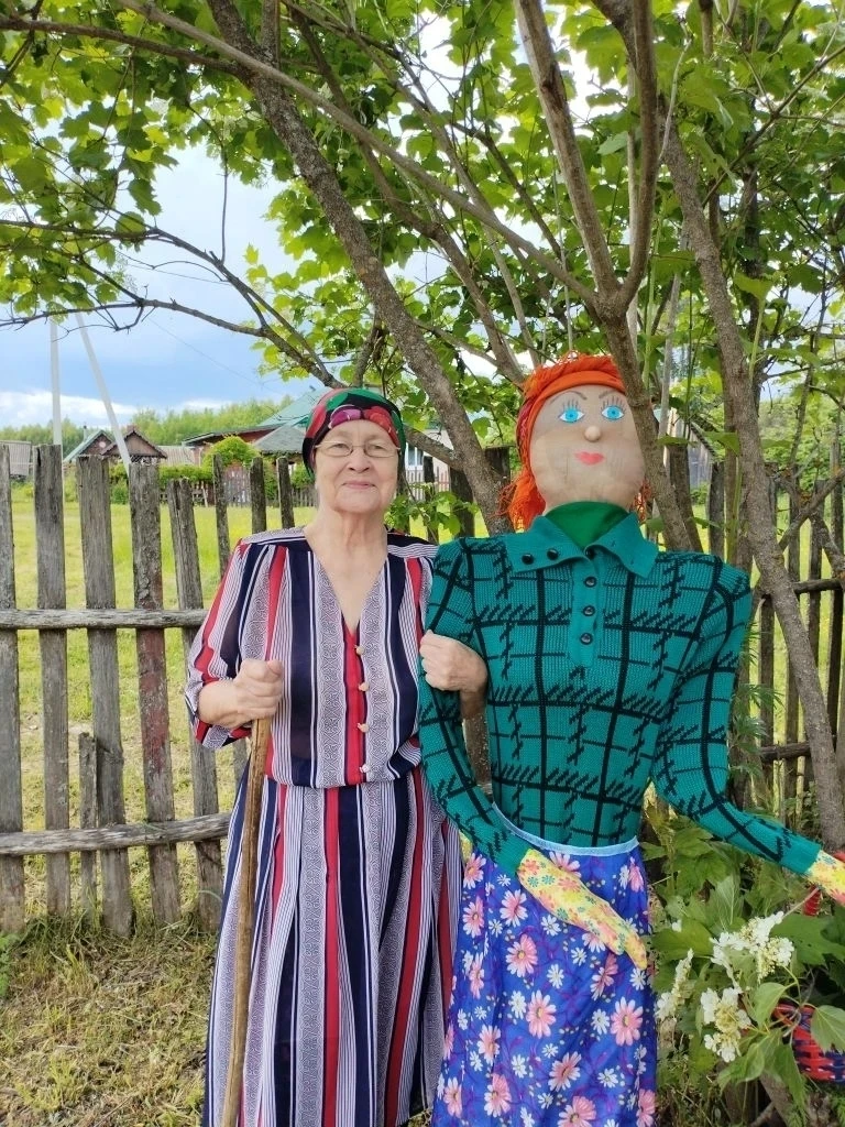 👀Надежный стражник огорода

🌞Весенние хлопоты позади, а настроение отличное. Члены мини-клуба «Суд