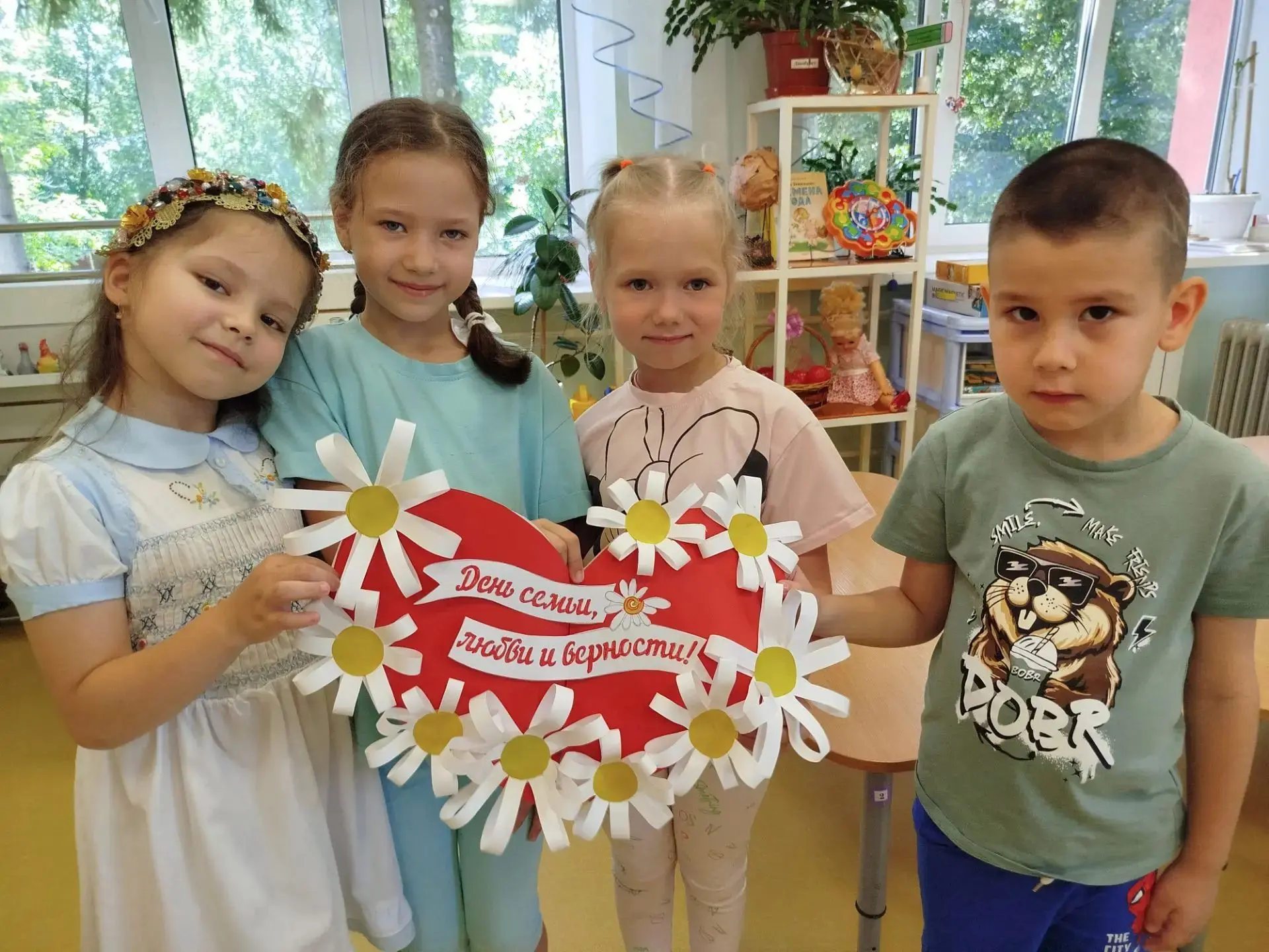 💕 Семья — это счастье,
Семья — это дружба,
Семья — это помощь
Тому, кому нужно.

Не можем мы жить
Б