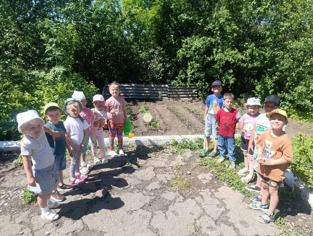 🌱ВЕСЕЛЫЙ ОГОРОД🌱
Только спала жара, как дети средней группы "Ягодка" и второй младшей "Солнышко" п