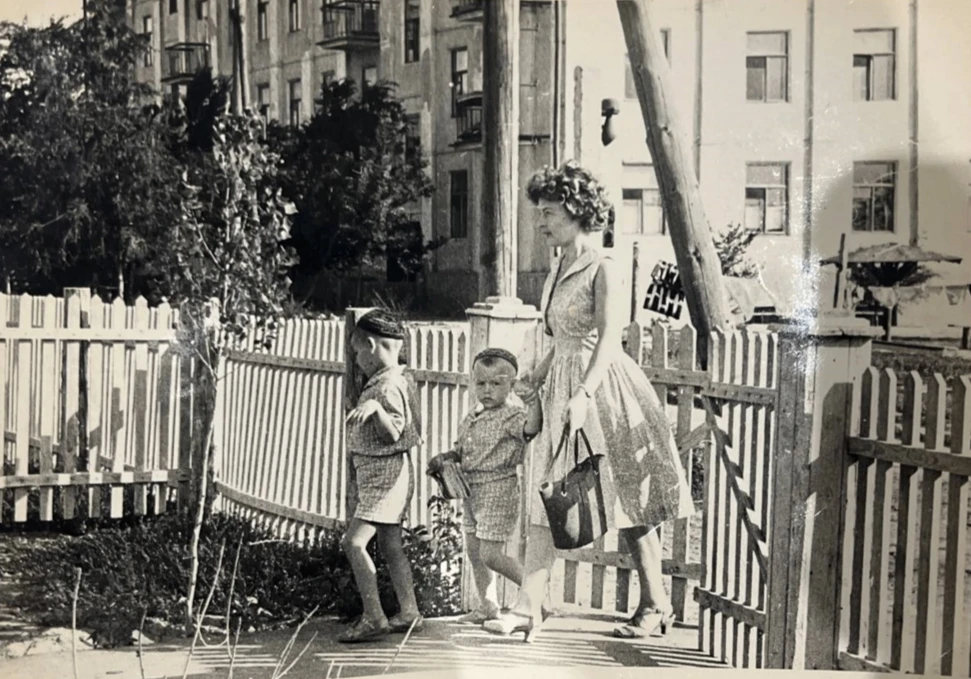 Какая красивая мама! Фото сделано летом 1963 года возле детского сада № 213 в Веселой балке.

Интере