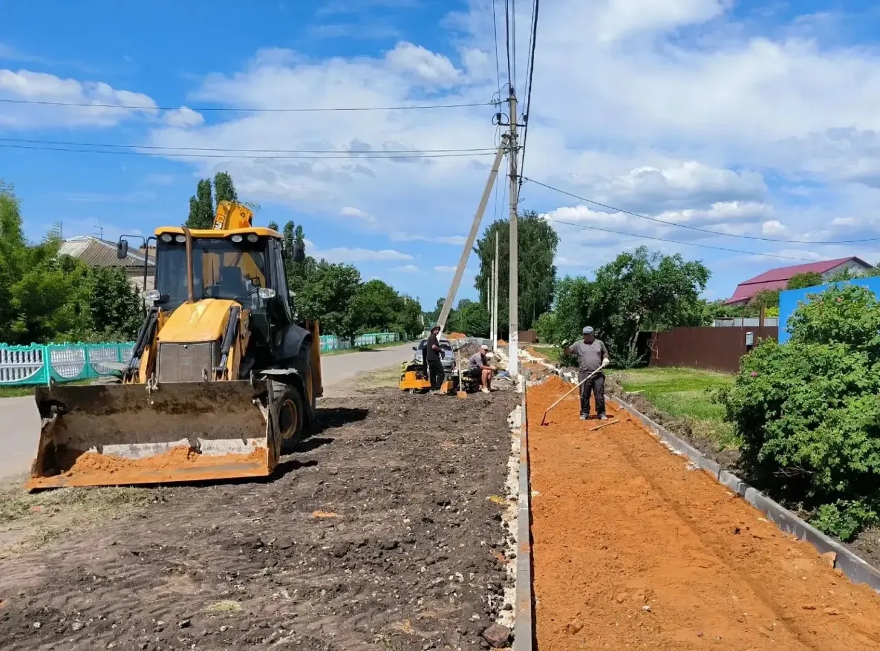 В настоящее время в селе Красное осуществляется благоустройство пешеходных коммуникаций по улице Спо