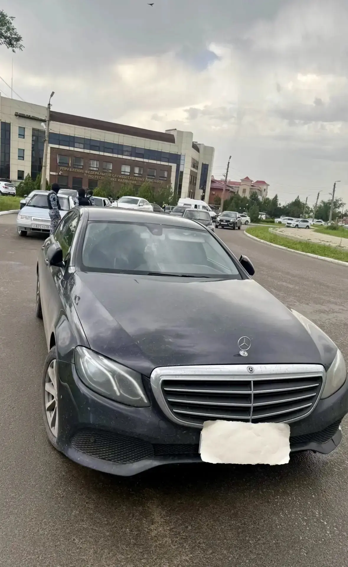 Судебные приставы арестовали Mercedes 2019 года за долги. Предварительная оценка авто побудила элист