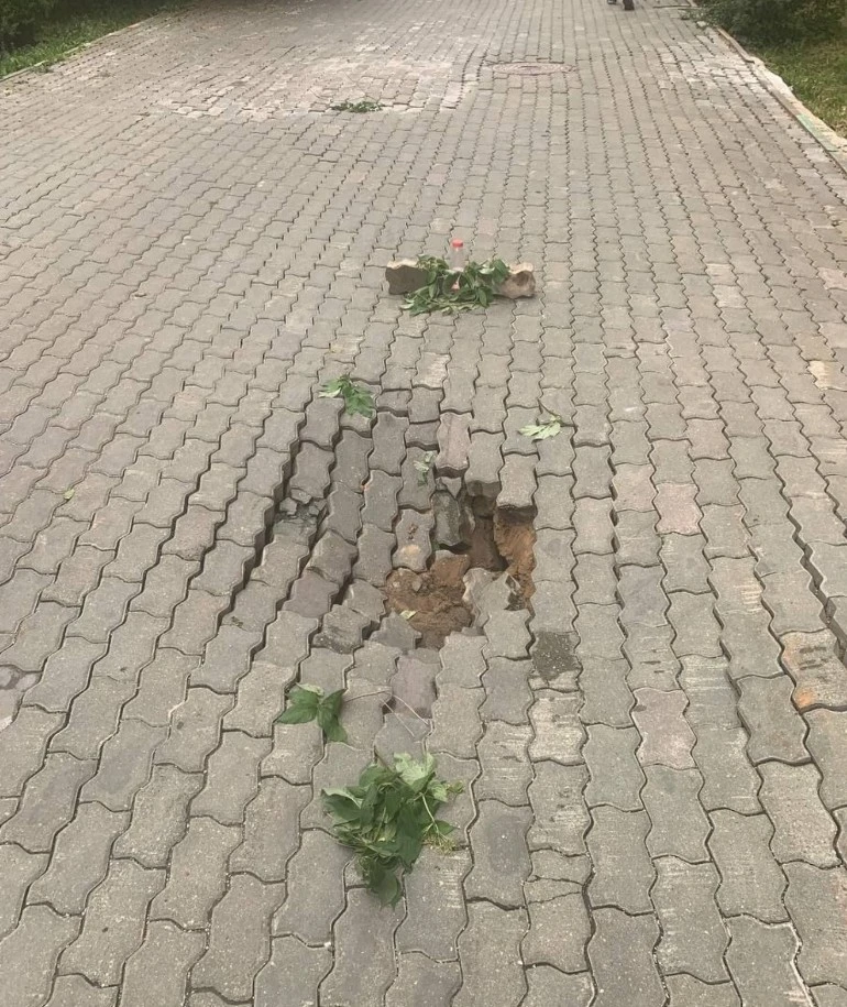 Вот такие провалы образовались на тратуаре рядом с ЖК Царицыно.