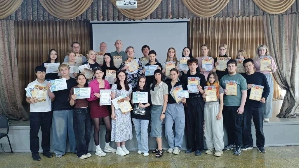 📚 Учебный год закрыт! 🎓✨
Второе отделение гудело от эмоций на итоговой линейке! 🔥
Чествовали самы