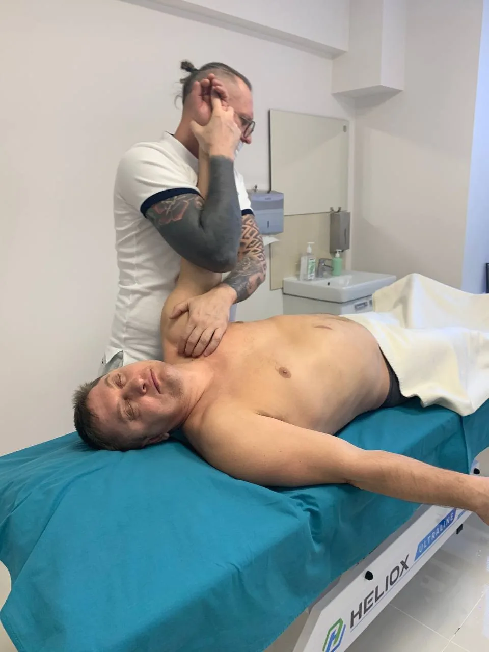 Вы будете удивлены, но грыжа не болит. 

Вообще боль при грыже является интересным симптомом, которы