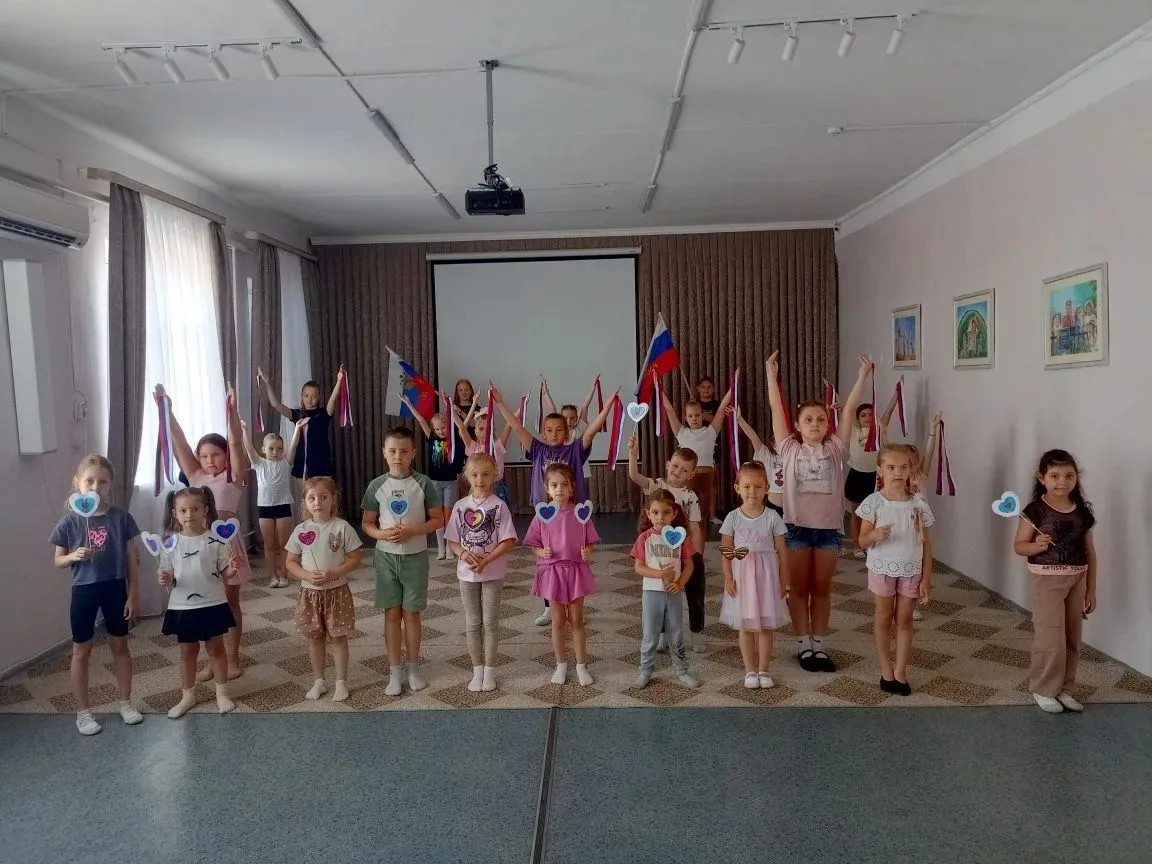 🇷🇺Мы живём в удивительной стране, имя которой - Россия. Много чудесных стран на Земле, везде живут