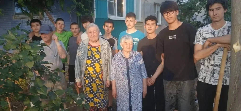 Не словом, а делом: как наши студенты подарили тепло ветеранам-педагогам
В одном дворе, за обычной м