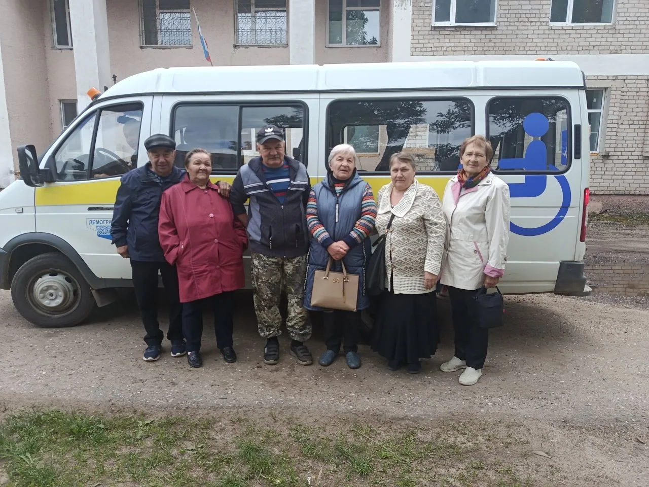 Продолжается доставка лиц старше 65 лет, проживающих в сельской местности, в Островскую районную бол