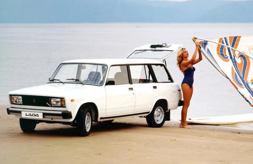 Роскошная реклама экспортной LADA 2104.  Признайтесь, захотелось выехать на Сансет Бич за рулём амер