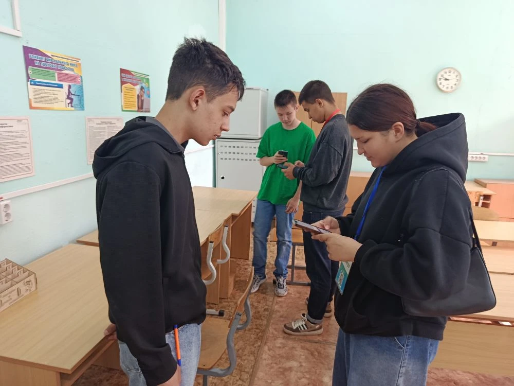 4 мая и 4 июня сотрудники и учащиеся, которым исполнилось 14 лет, приняли участие в голосовании. 
Пр