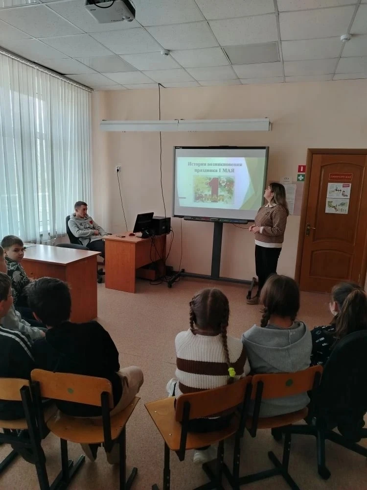 Празднуем Первомай вместе! 🚩
 в начальной школе прошел классный час «История возникновения праздник