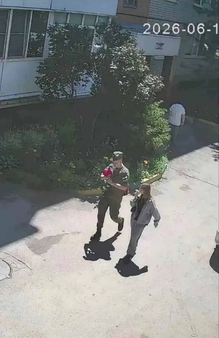В этом же дворе, где сегодня слили бензин, постоянно вырывают цветы. Вот видео от 10 июня.

👉 Подпи