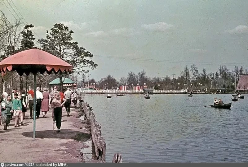 Ретро-подборка 📸

1. Измайловский парк 1962

2. 9-я Парковая улица 1964

3. Станция метро "Измайлов