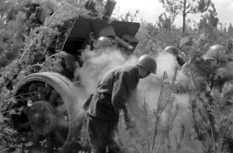 Расчет 122-мм корпусной пушки образца образца 1931/37 годов (А-19) ведет огонь по врагу в районе Мяс