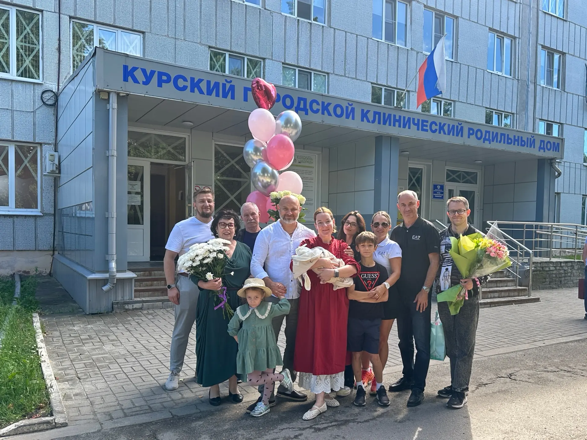 Мы дома! 
Такой праздник, столько цветов, улыбок! Беллочка очень хотела посмотреть на сестричку. И э