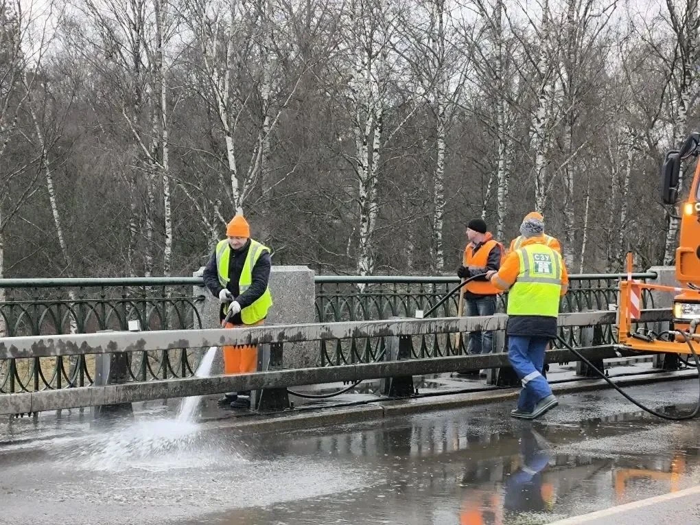 Весна, конечно, уже в городе — но сегодня она с характером. Всего +1°C, солнце решило спрятаться, а 