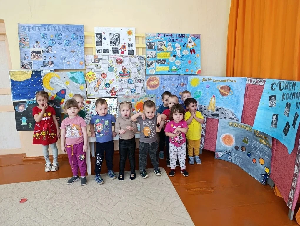 🚀 В нашем детском саду прошёл смотр-конкурс стенгазет «Этот загадочный космос глазами родителей и д