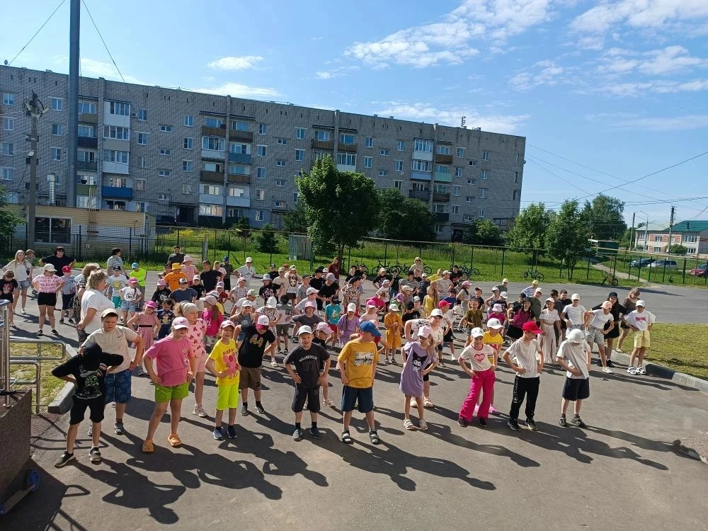 💥Второй день в пришкольном оздоровительном лагере начался с утренней зарядки «Взлет Первых».
🔹Зате