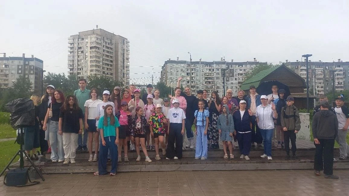📍 Пасмурный, дождливый летний день 9 июня. На часах 7:30. Ребята пришкольного лагеря пришли на заря