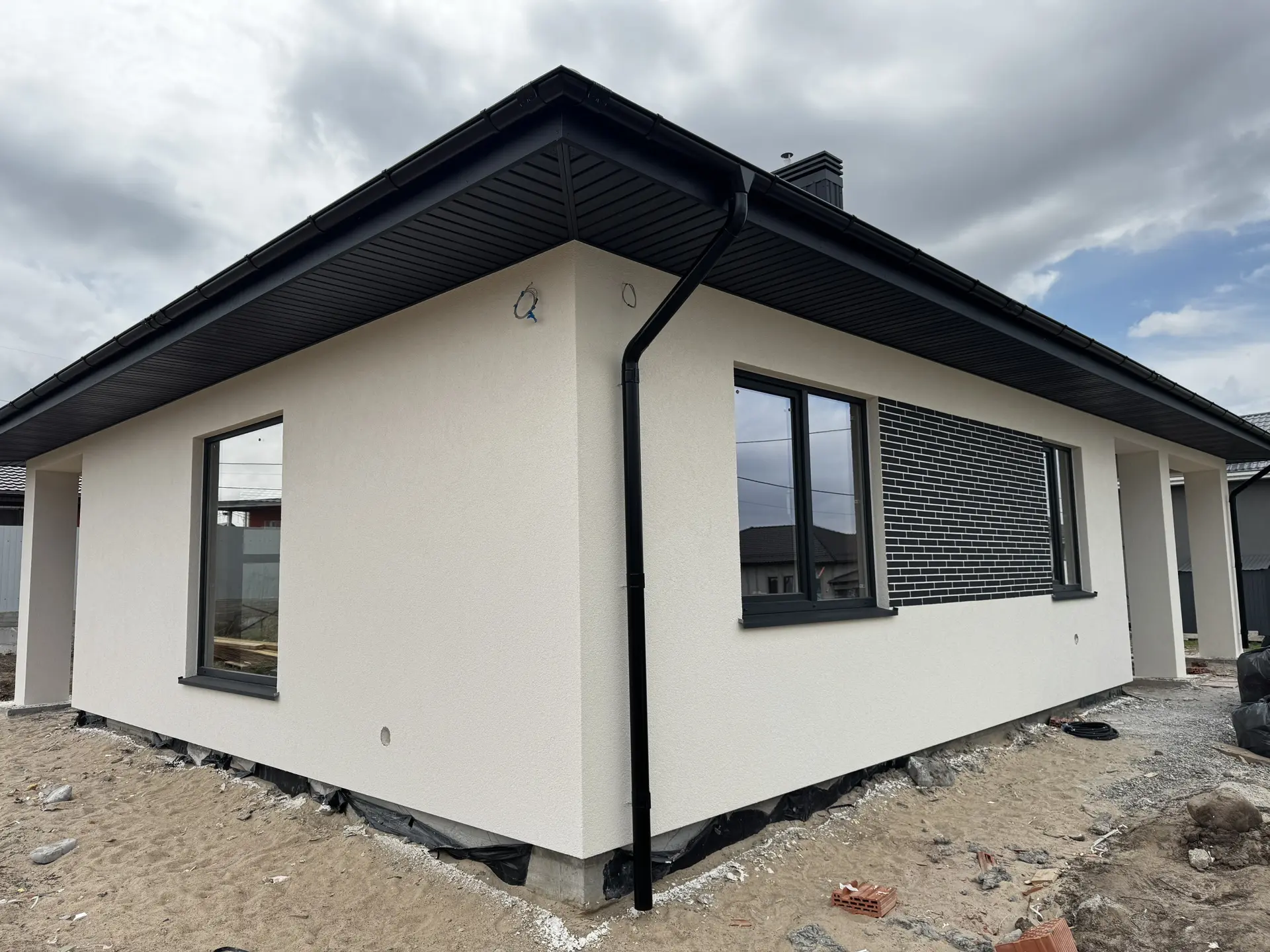 Продам удобный, качественный  дом 🏠 из керамического блока, с двумя террасами . Пос. Заозерье. По в