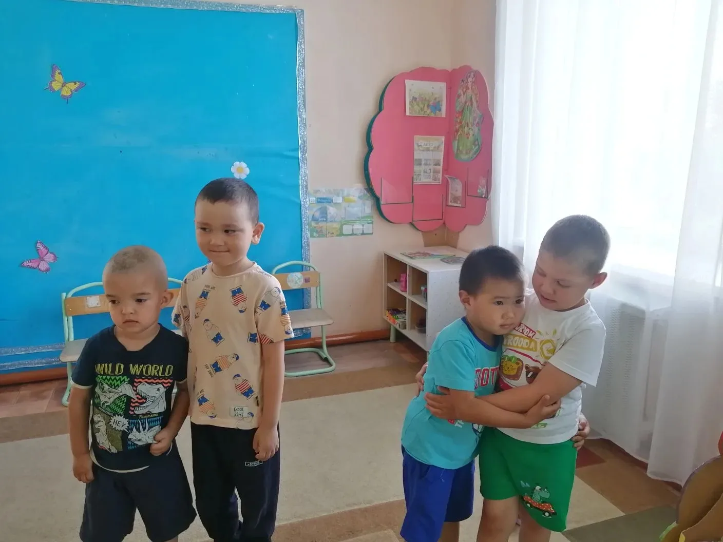 Без друзей прожить нельзя
Ни большим, ни детям.
Пусть услышат нас друзья,
На большой планете.
С нами