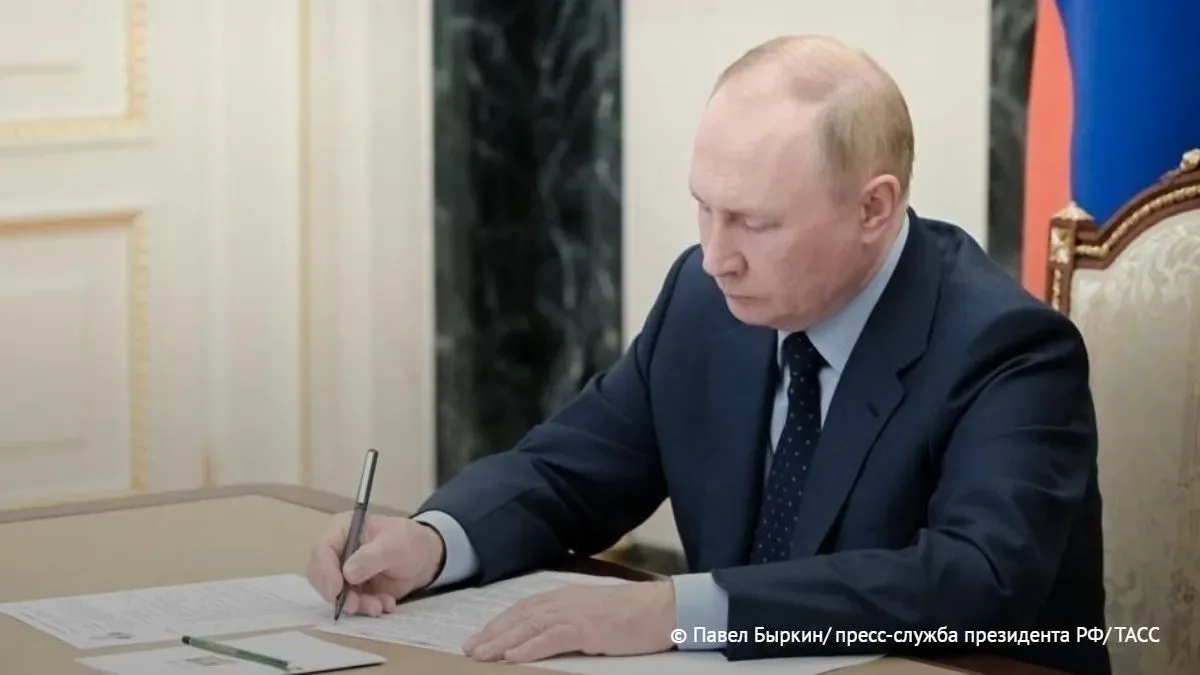 Путин подписал закон о введении дополнительных требований для трудовых мигрантов

▪️Мигранты должны 