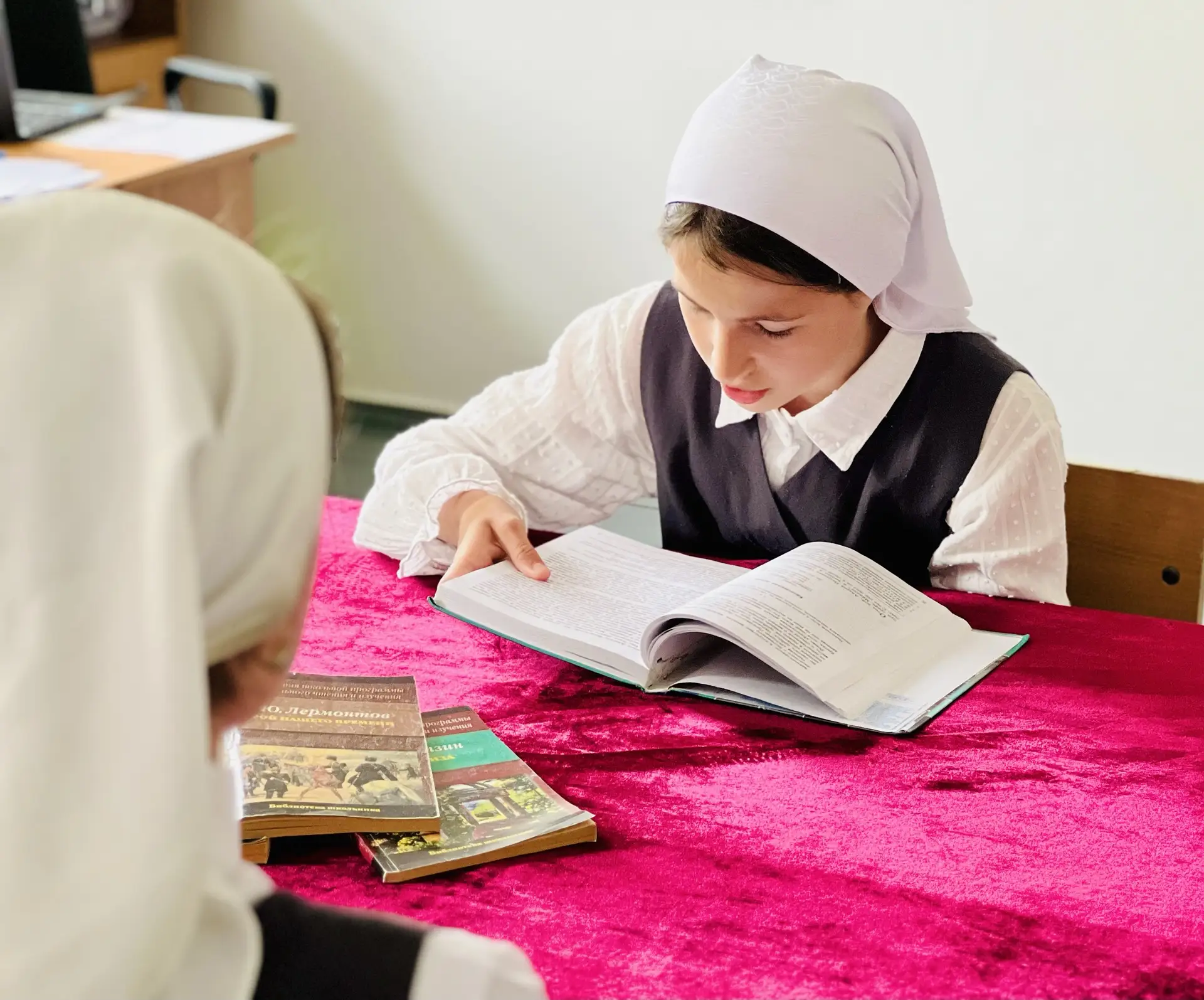 📖 Читаем классику — укрепляем единство!

Учащиеся нашей школы присоединились к акции «Читаем вслух 