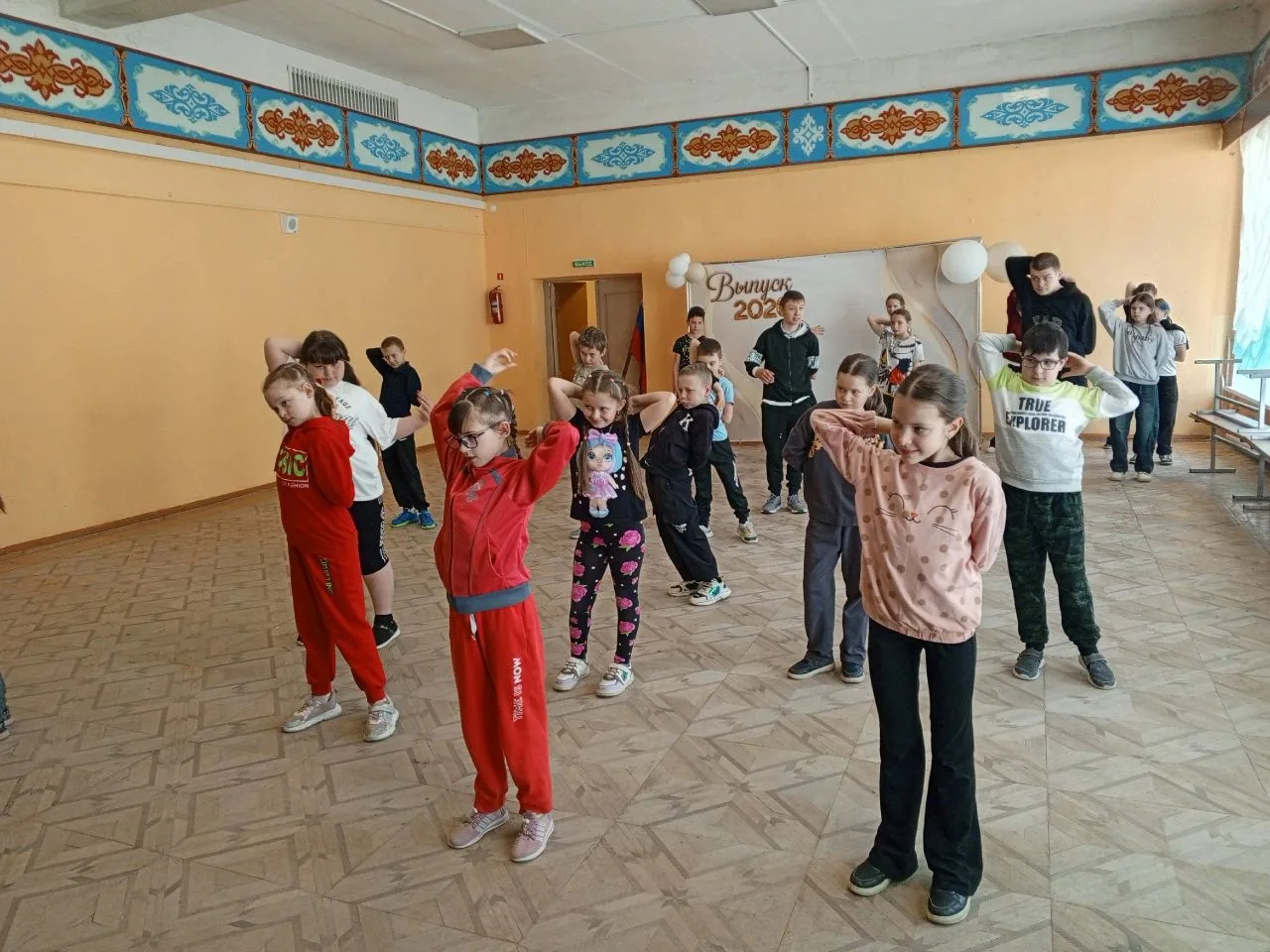 Музыкальная зарядка в пришкольном лагере "Родничок"
