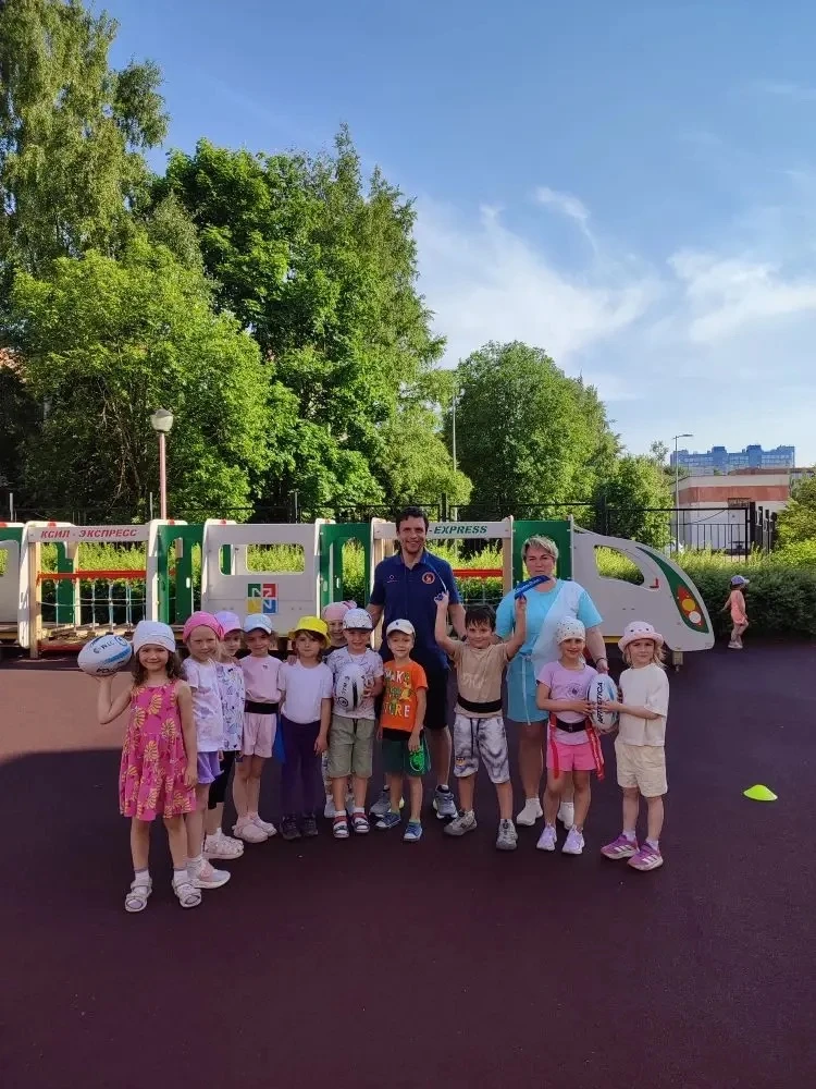 🏉 Необычная прогулка выдалась у наших ребят!

К нам в гости пришел папа нашего воспитанника Германа