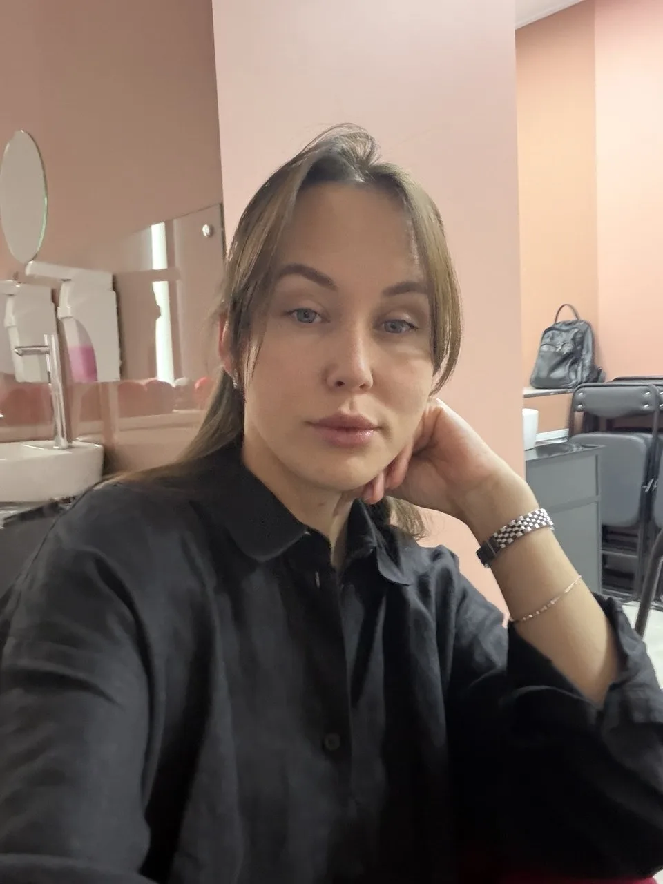 Мне вчера прокололи 156 ЕД ботулотоксина😱
Из них верхняя треть лица 70 ЕД.

Я ездила в Москву на об